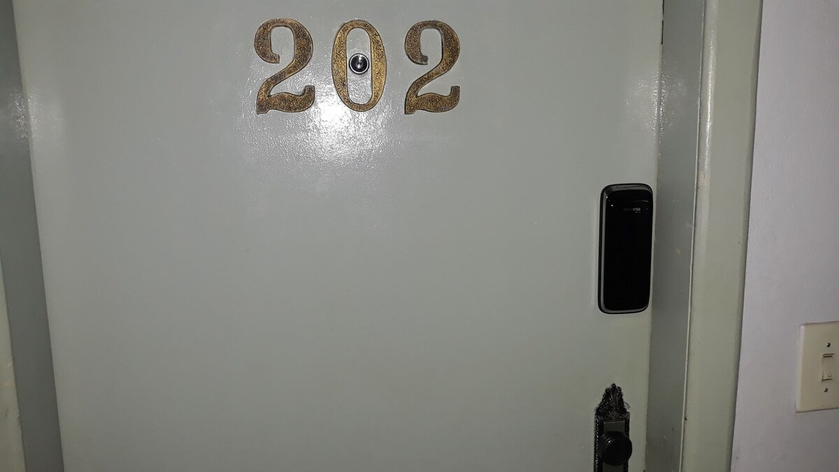 Ap. 202 uma suite + dois quartos