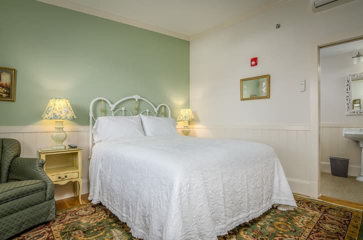 1867 Parkview Inn Boutique Hotel - A Brassy Queen Vibe