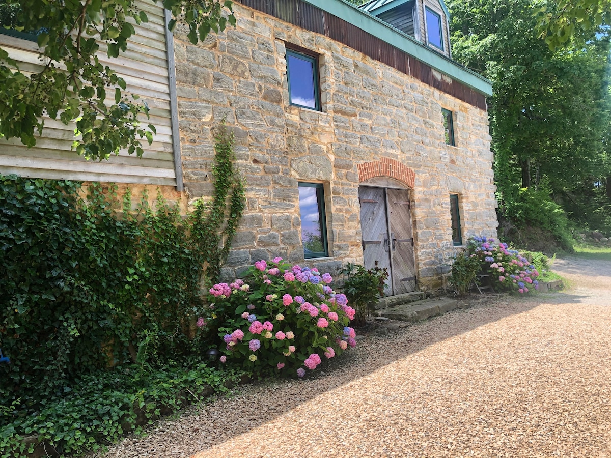 The Barn at Schon Stein Farm & Vineyard