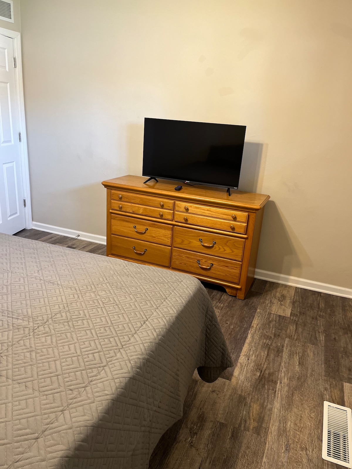 Quiet home near Chicago Colleges(3b)