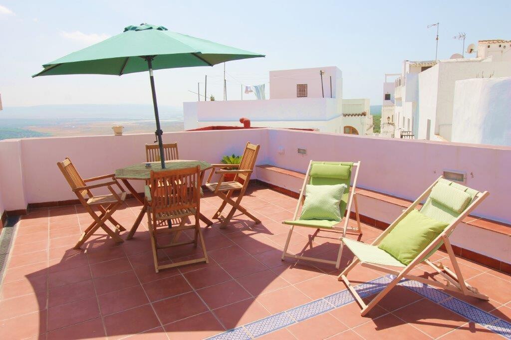 LA CASITA DE VEJER with private parking.