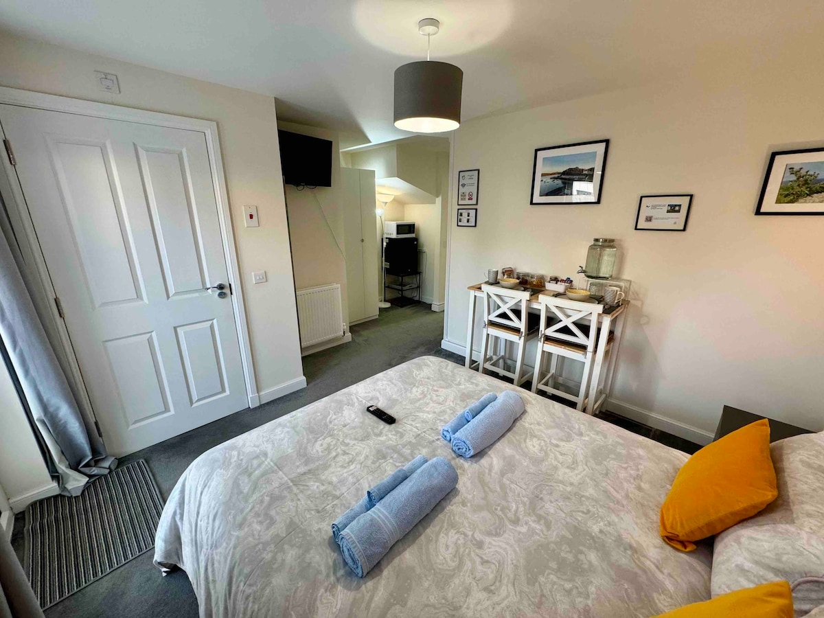 Private double room / en-suite in cosy townhouse