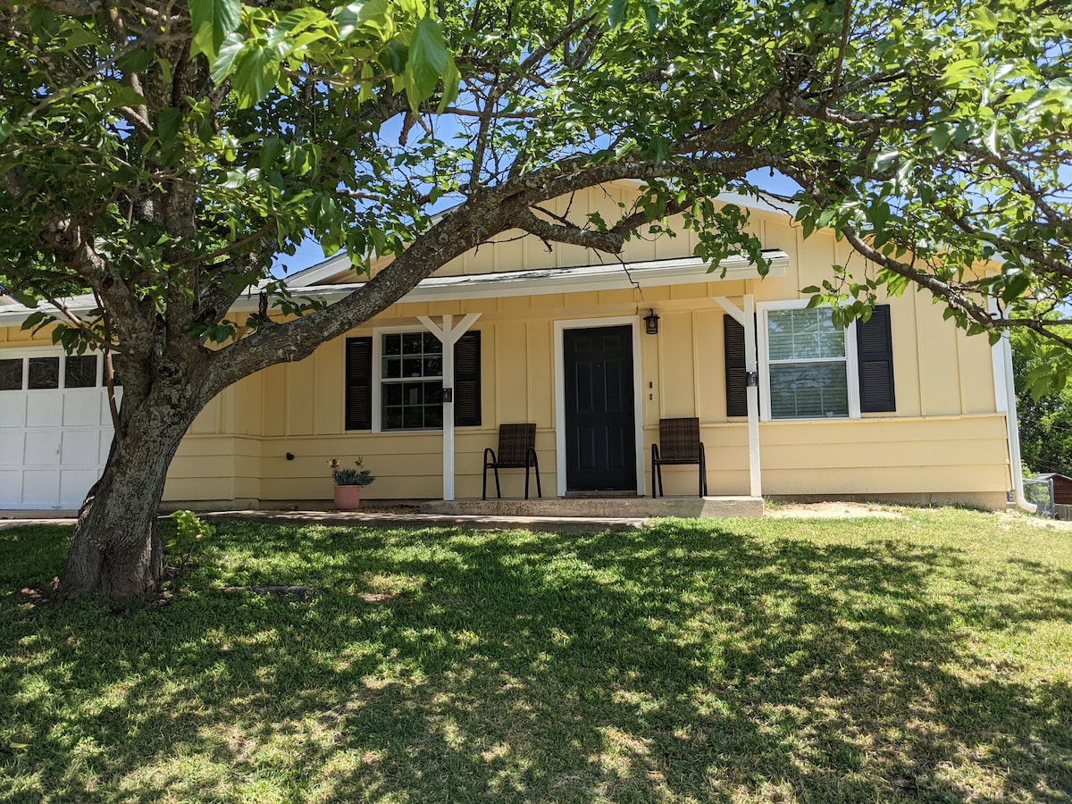 Charming Five Star Home Close to Ft Cavazos