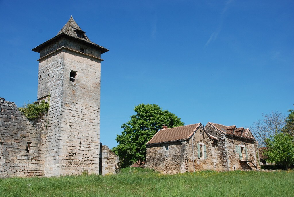 2 BEDROOM COTTAGE WITH POOL BESIDE A RUINED CASTLE