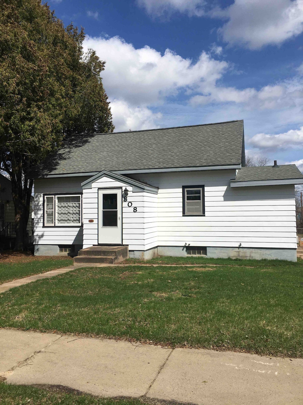 Comfy 2br Cottage in Downtown Chisholm