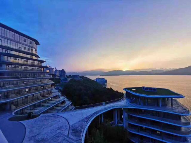 黄山太平湖/绿地太平湖国际公寓/山的样子/一线湖景房/超大阳台/浴缸