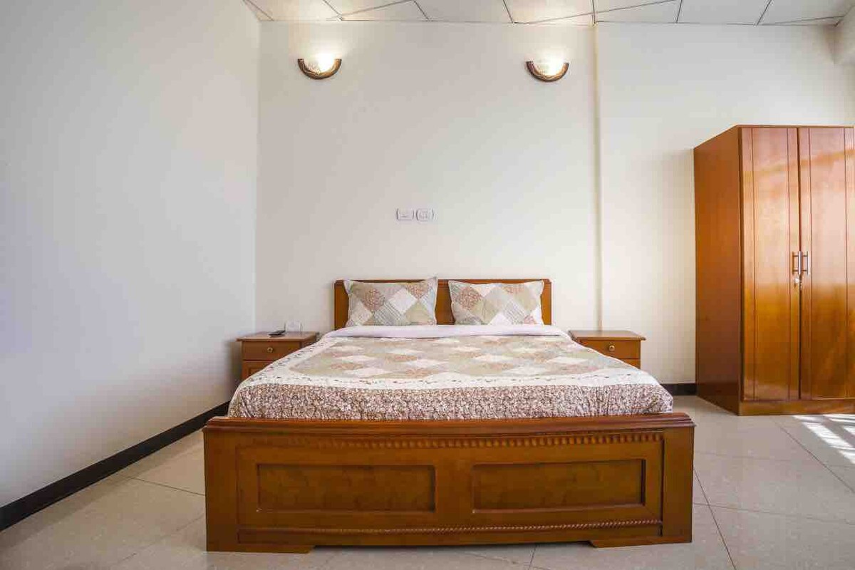 现代化的房间，带加大双人床+位置便利