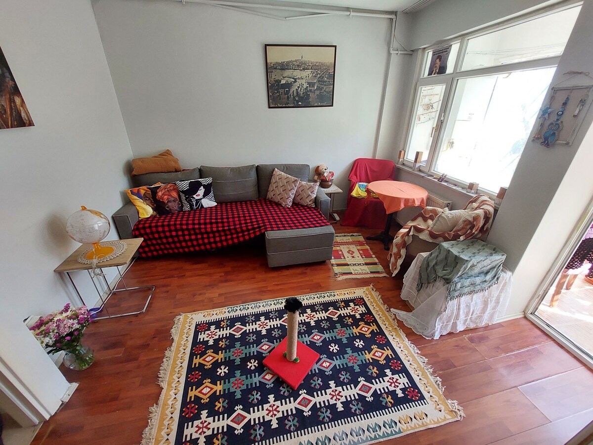 Kadıköy双人卧室，位于宁静的房子里