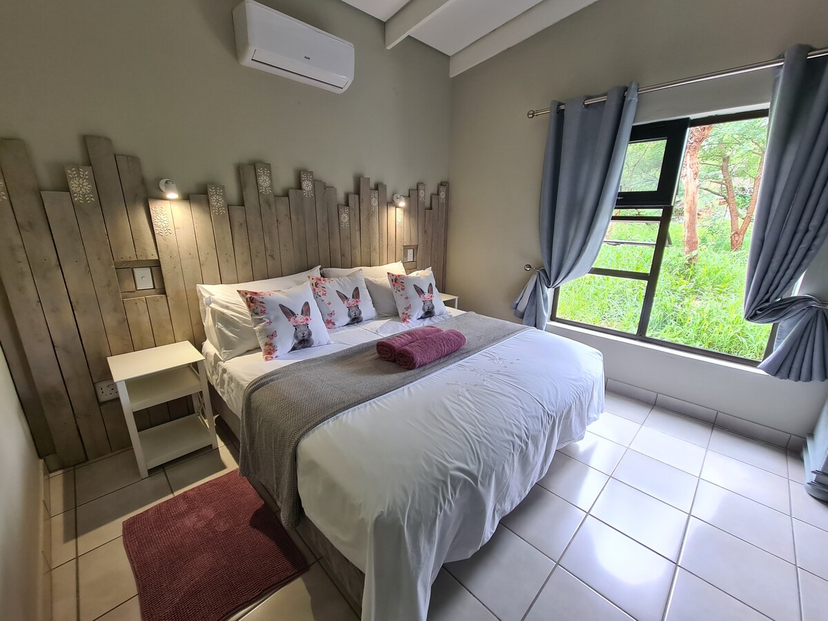 Zebra room King bed- ONLY 3kms from Kruger Park