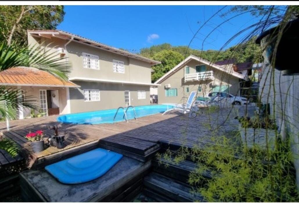 Casa agradável com piscina a 15min Vila Germânica.