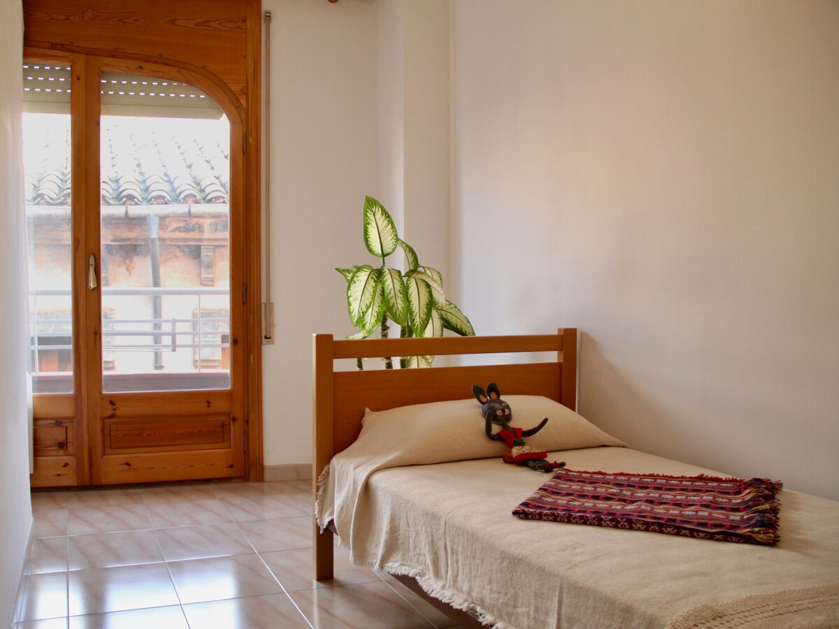 Single bedroom in the center of Tivissa