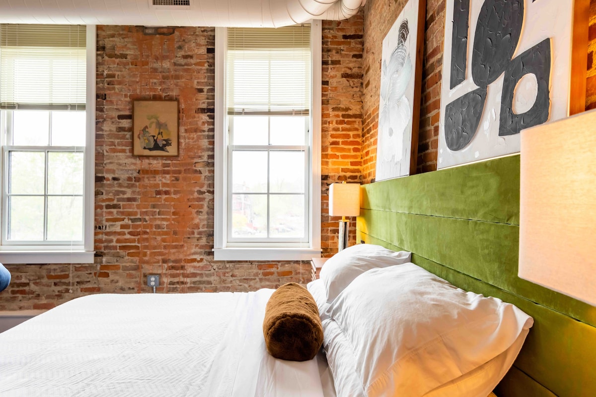 Vibrant Depot Town Loft - KING BED