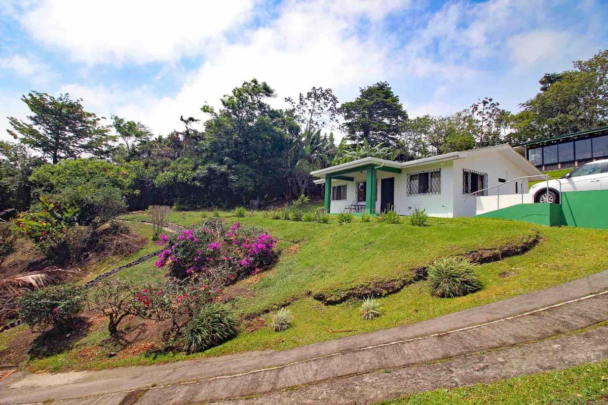 Tico Breezes-Cozy casita Tronodora and Lake Arenal