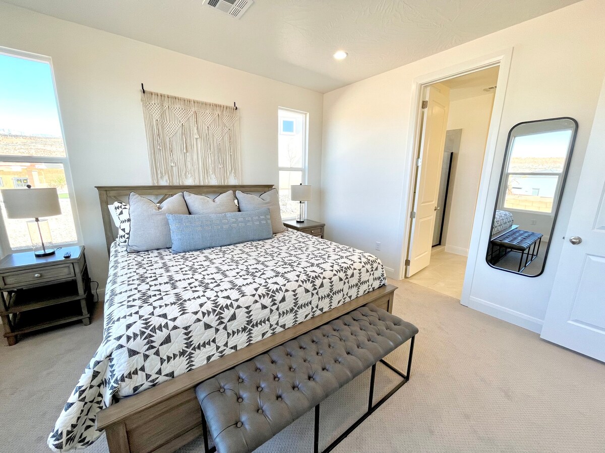 Brand New! - BUNK ROOM|OUTDOOR HEATED POOL ACCESS