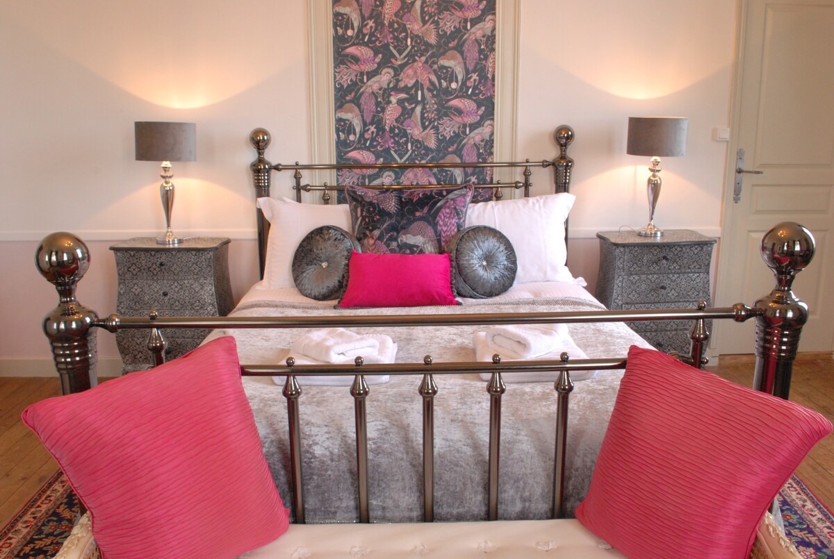 Delightful suite in an elegant manor
