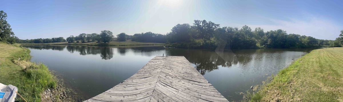 Peaceful Waterfront Cabin Minutes from City