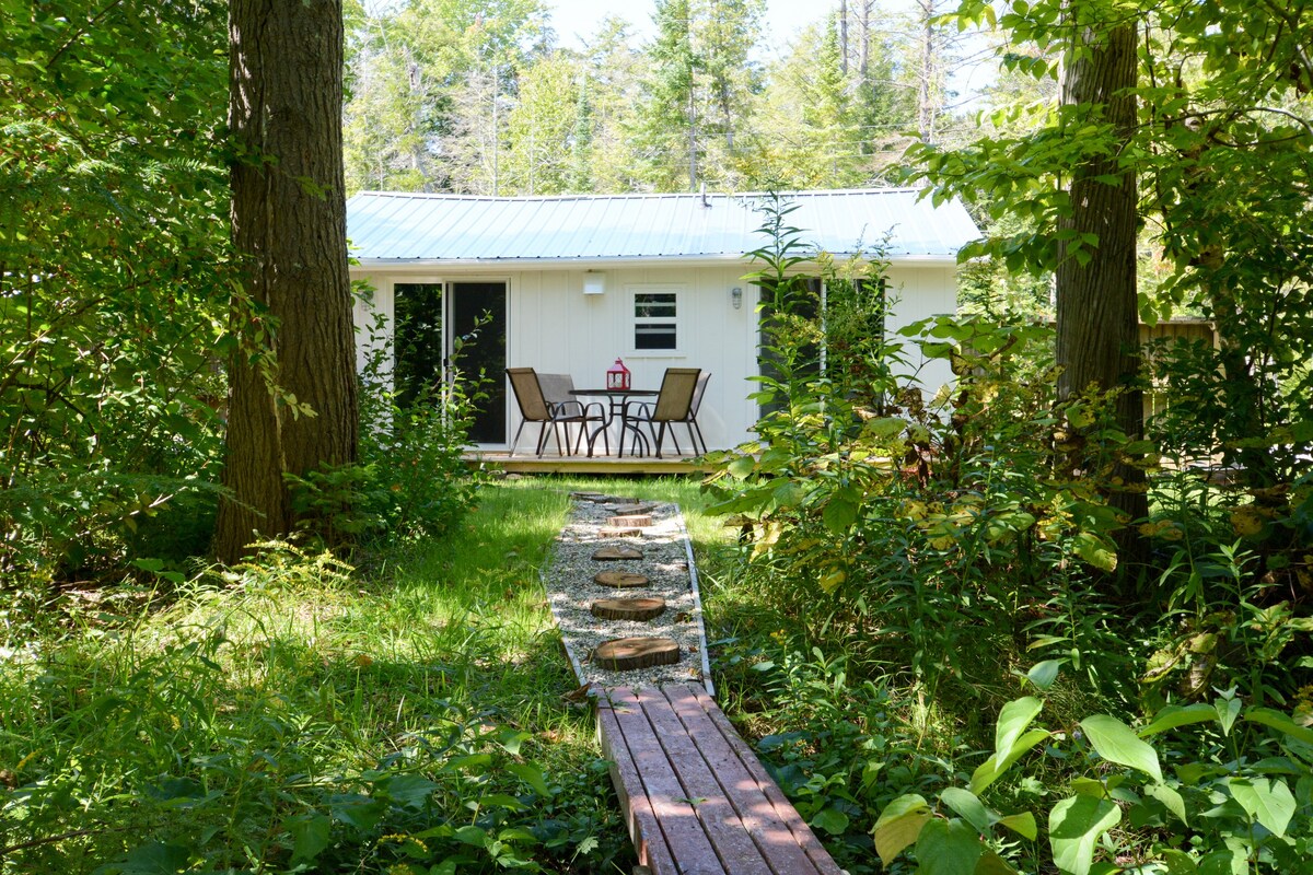 位于睡熊湖（ Sleeping Bear LakeShore ）中心的舒适小屋