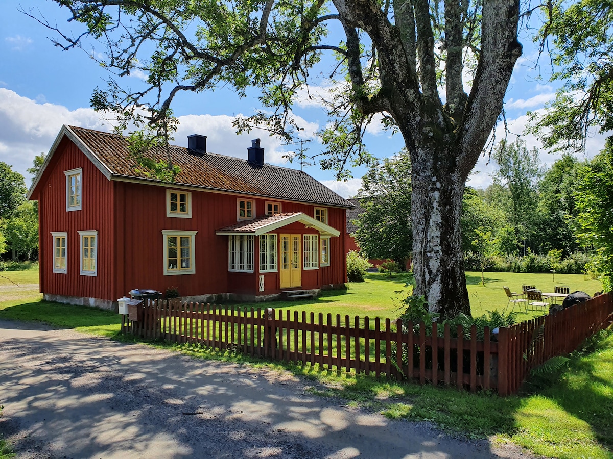 Genuin Smålandsstuga nära sjön Bolmen