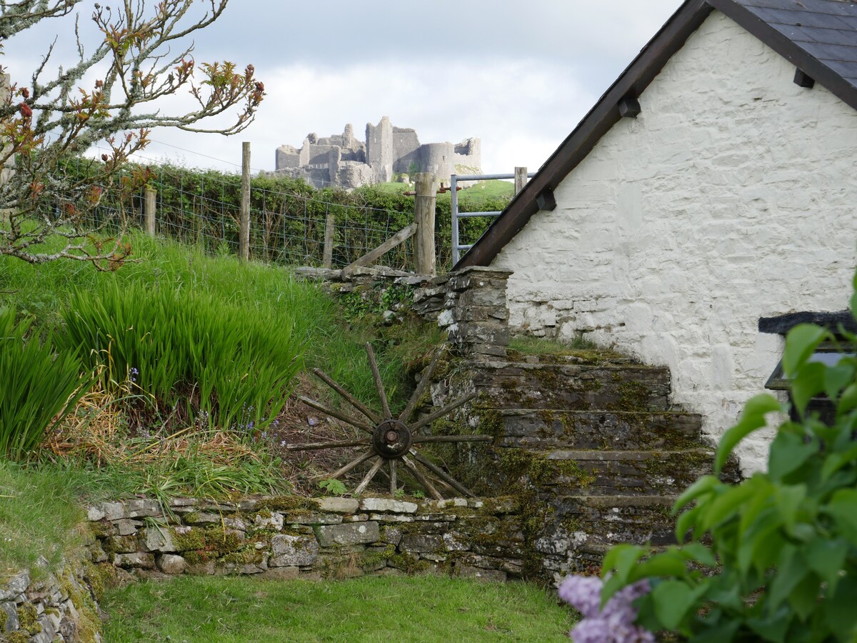 A cosy Brecon Beacons retreat with castle views
