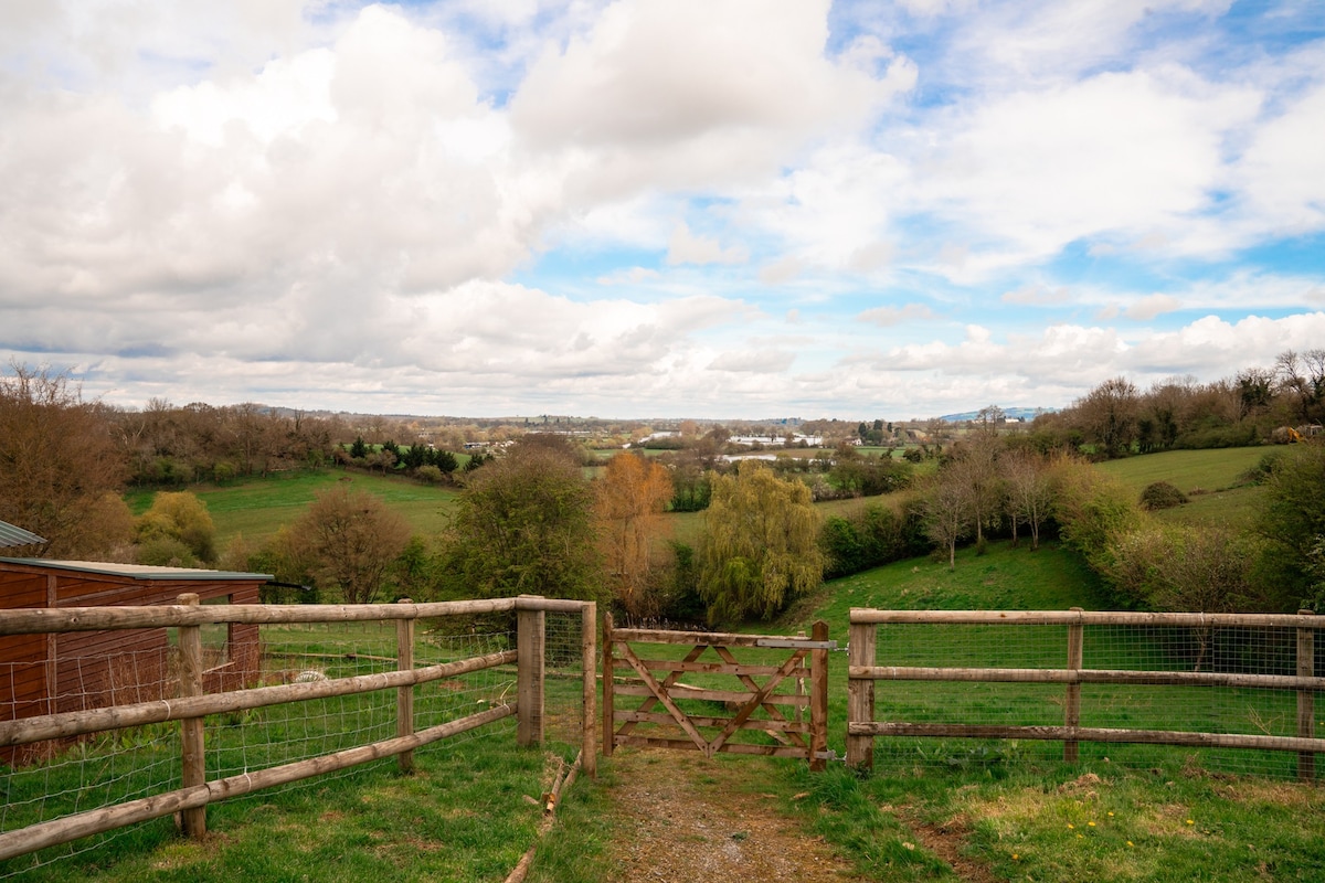 Dog-Friendly Country Home | Woodburner & Hot Tub!