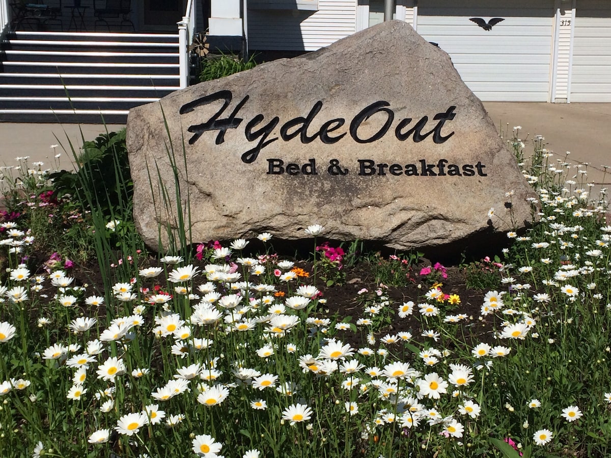 Hydeout Bed and Breakfast - Iva’s room