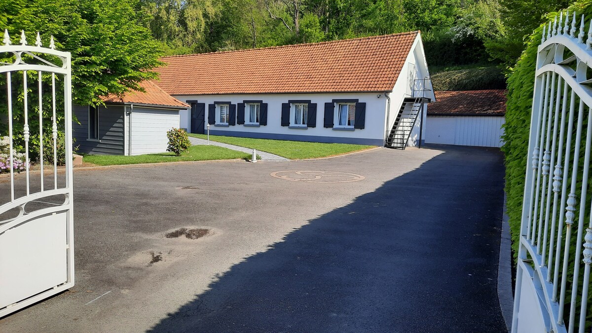 Chambre verte dans un cadre charmant et calme