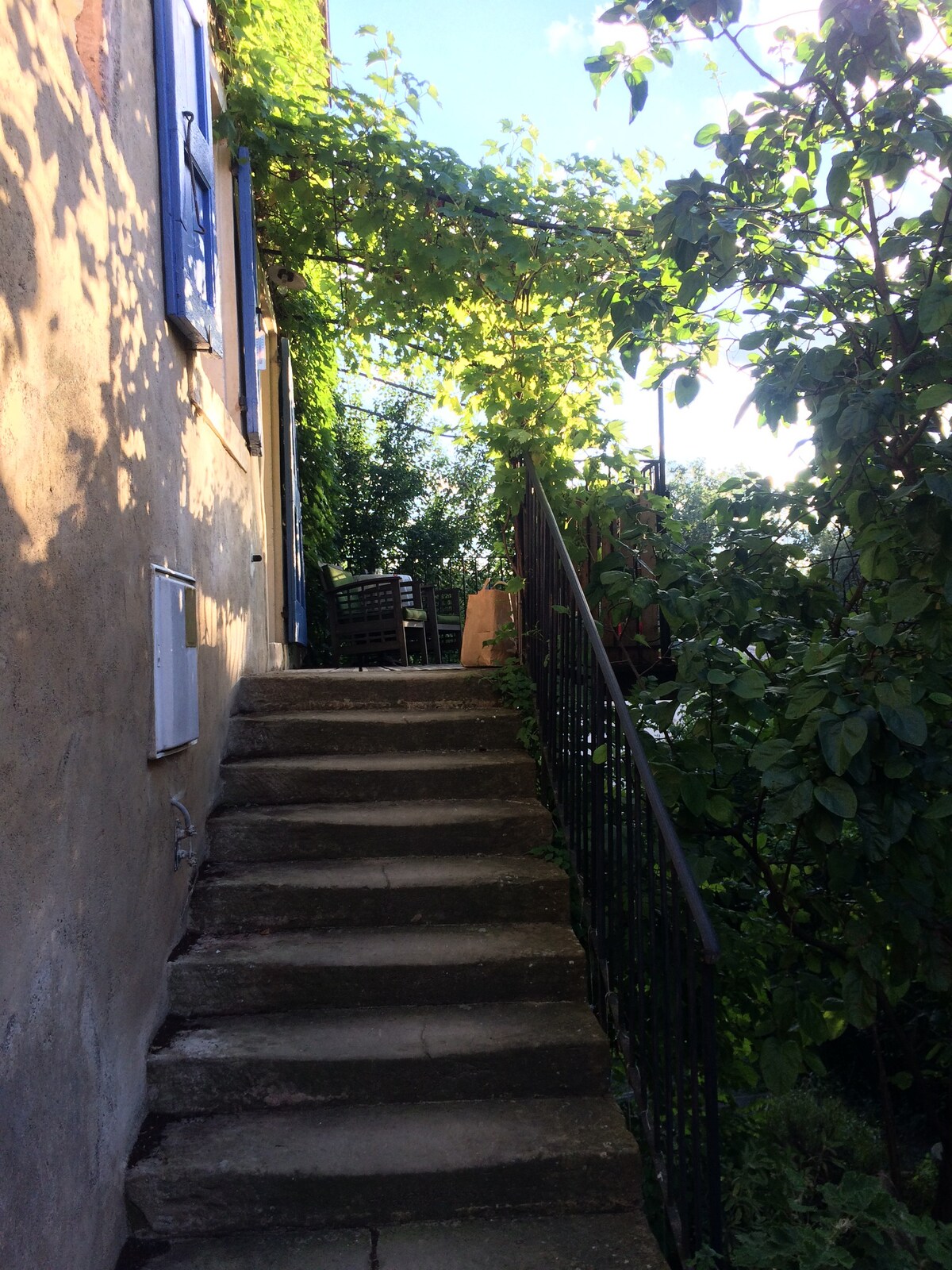 Maison ancienne avec jardin près d'un golf