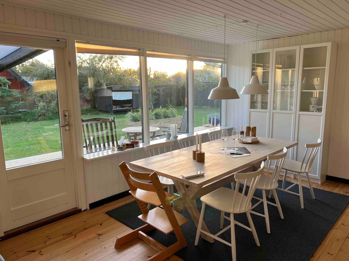 Sommerhus med vildmarksbad og børnevenlig strand