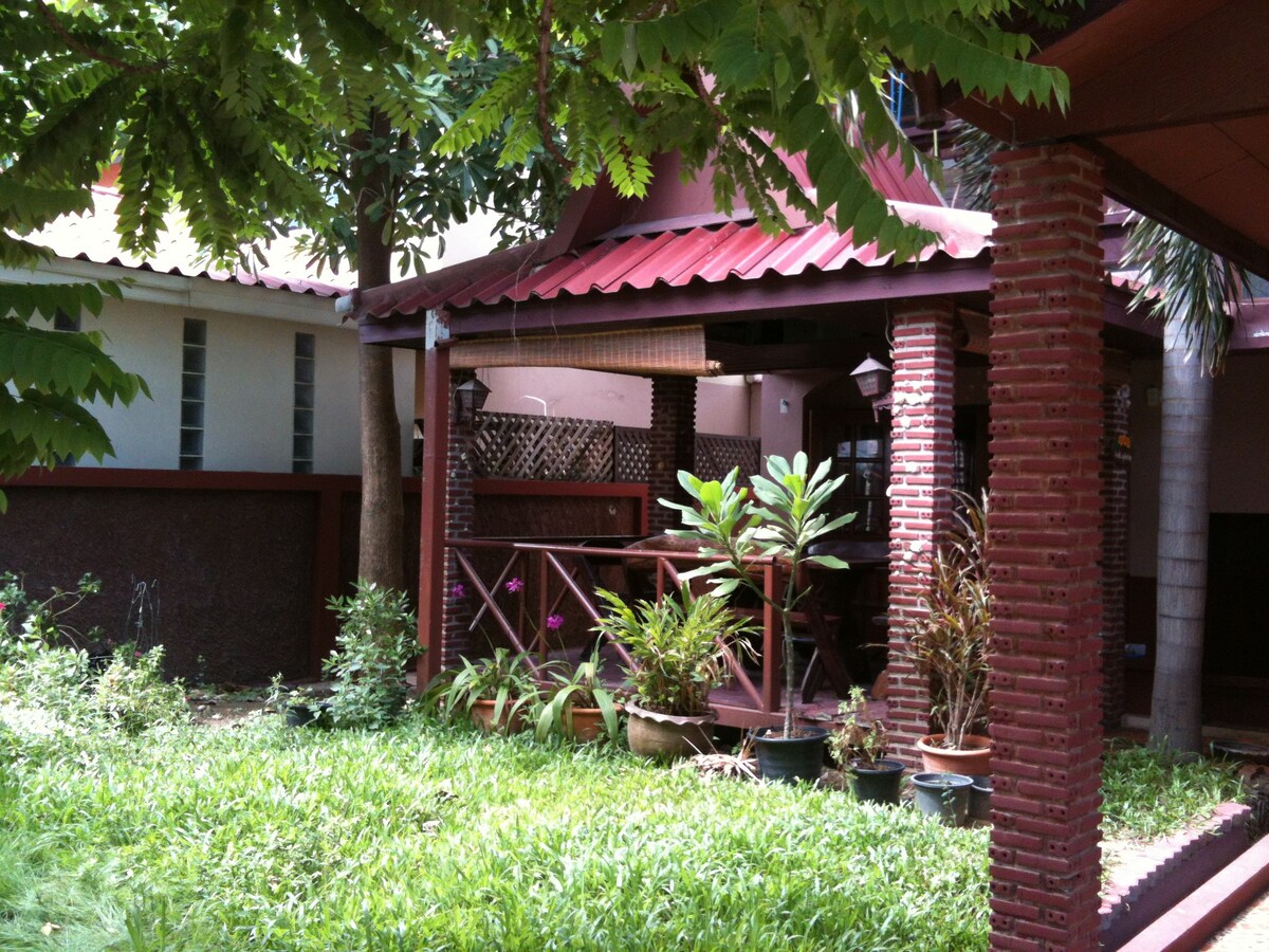 曼谷附近迷你花园中的房源