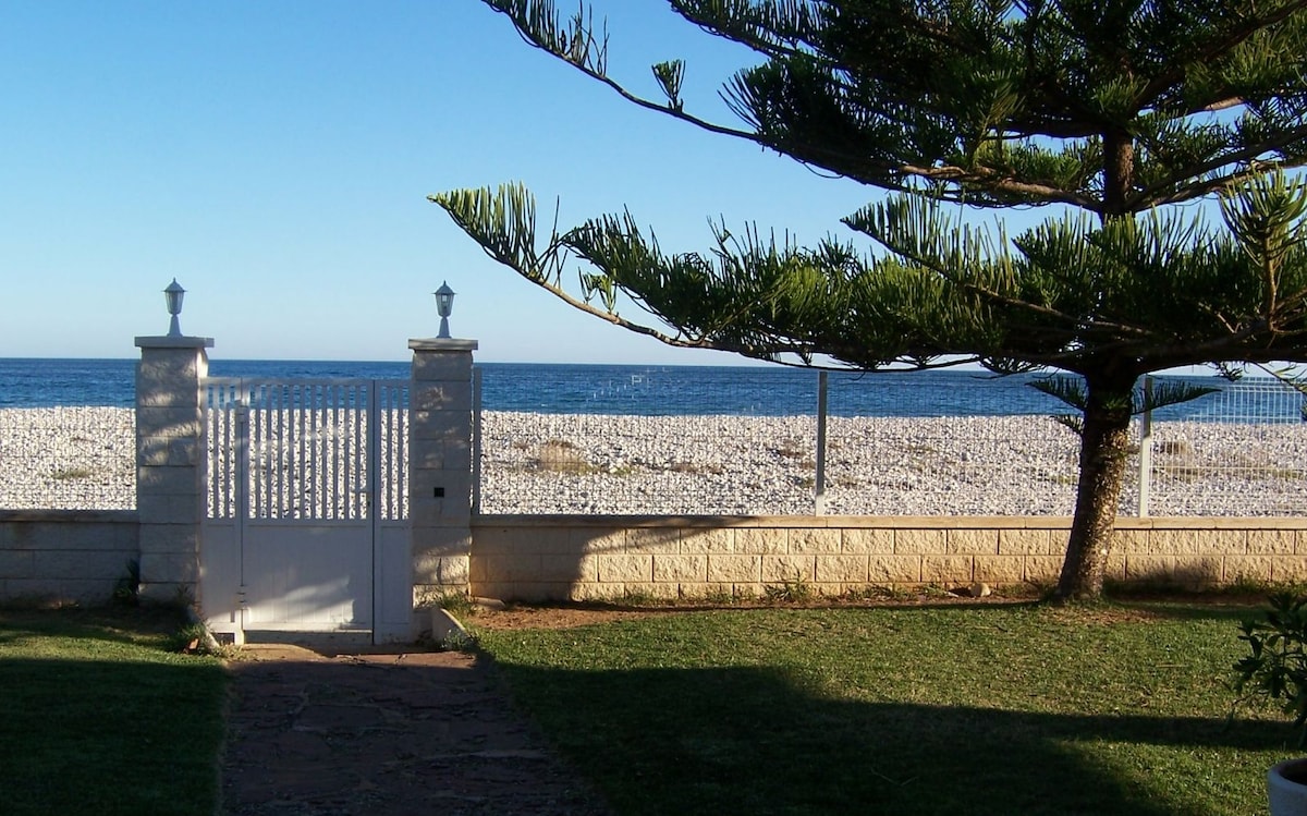 Casa luminosa frente al mar