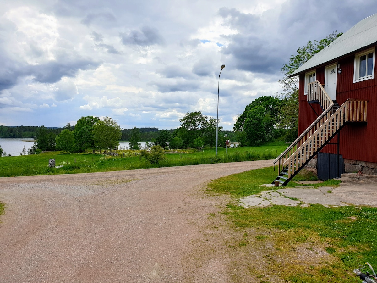 Nybyggt i gammal ladugård med underbar sjöutsikt