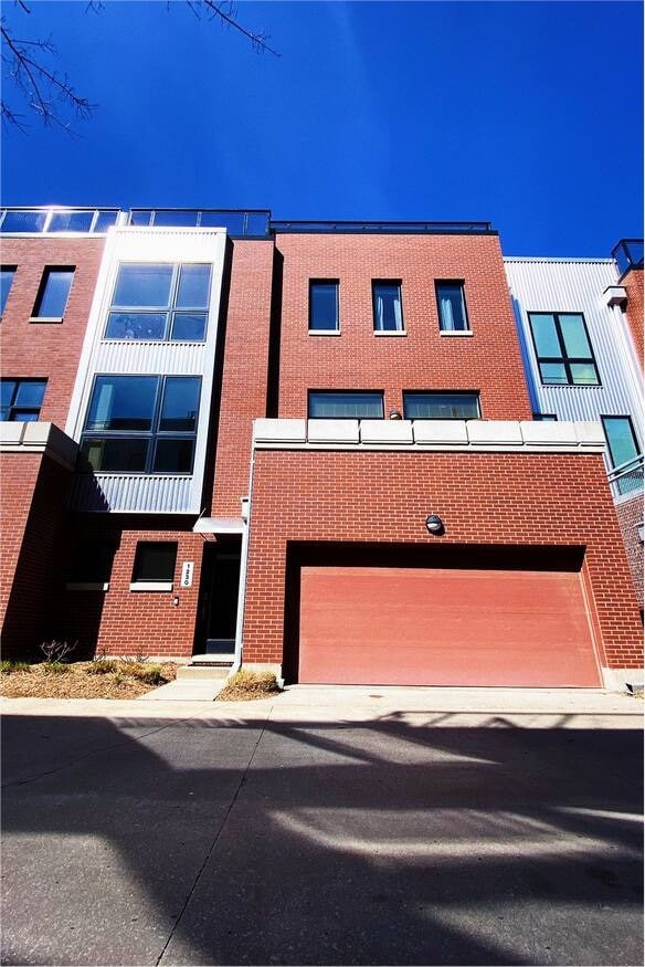 Old Market Townhome w/ 2 King Suites+Garage+View