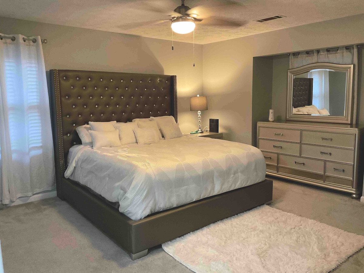 KING Size Bed Master Suite W/ Renovated interior