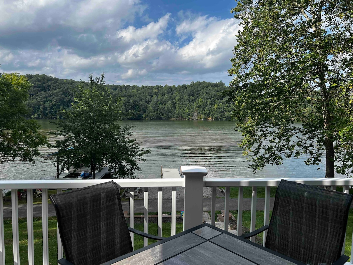 Waterfront Claytor Lake Charming Cottage