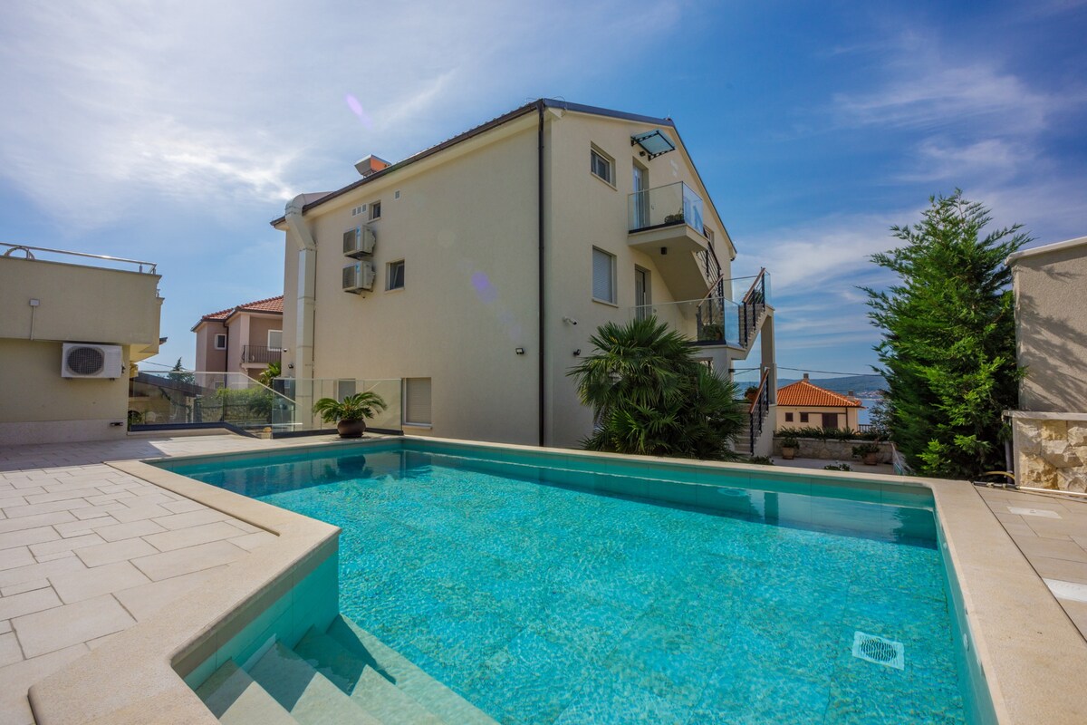 Apartment for 4-6 persons with pool in Crikvenica