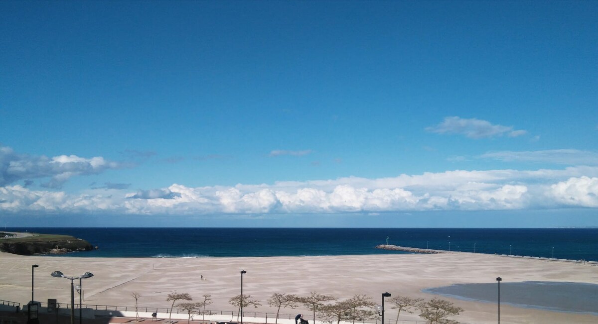 带露台和泳池的海景。一线