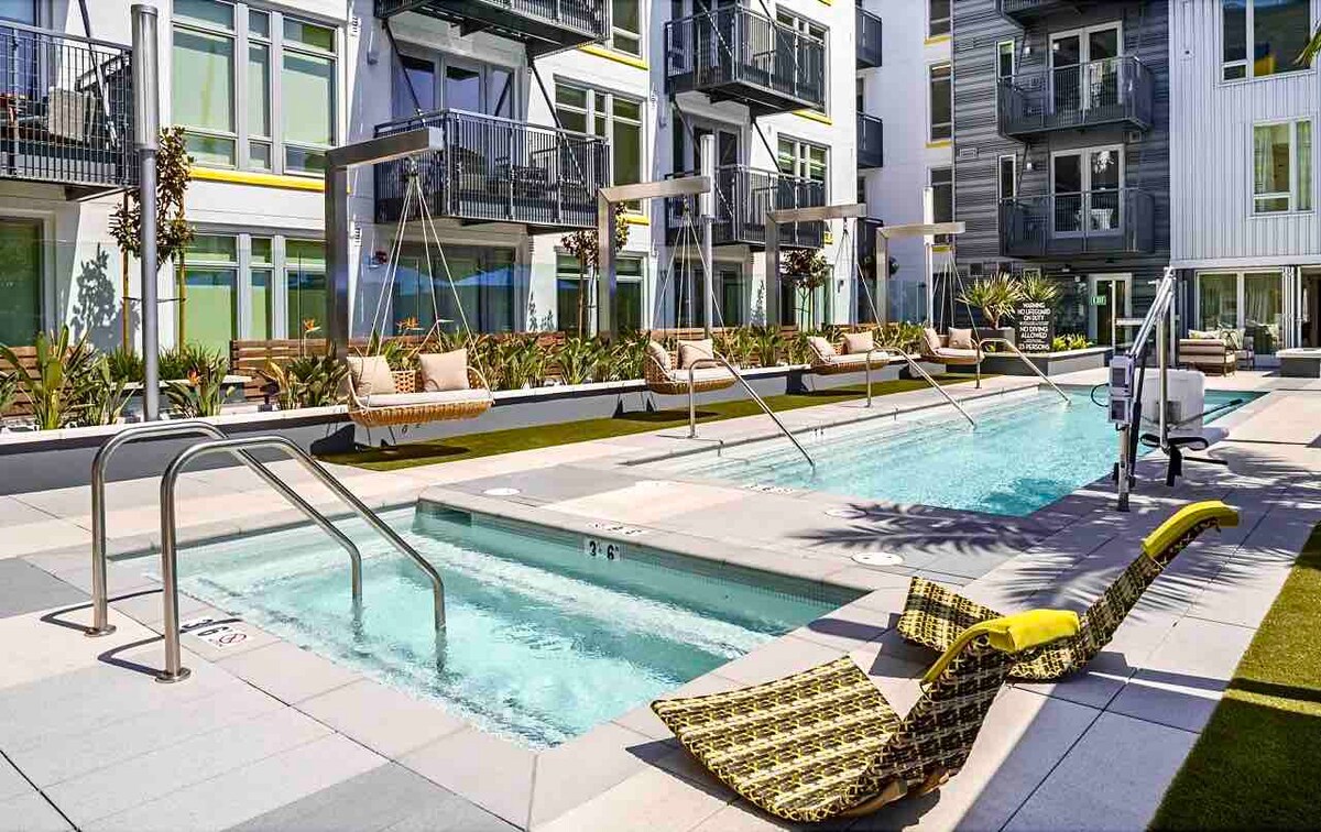 带泳池和健身房的现代2卧Glendale公寓