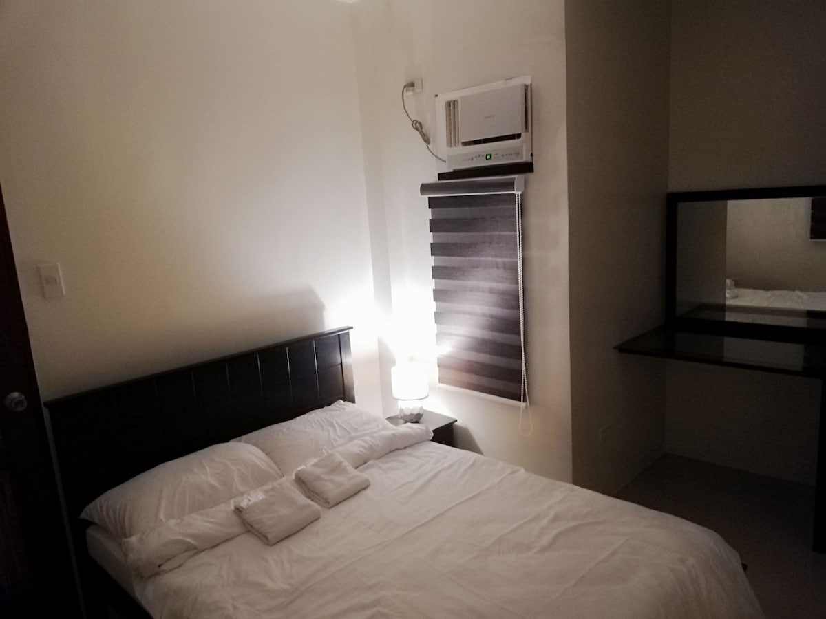 舒适的1卧室，起居区，靠近SM Lucena。