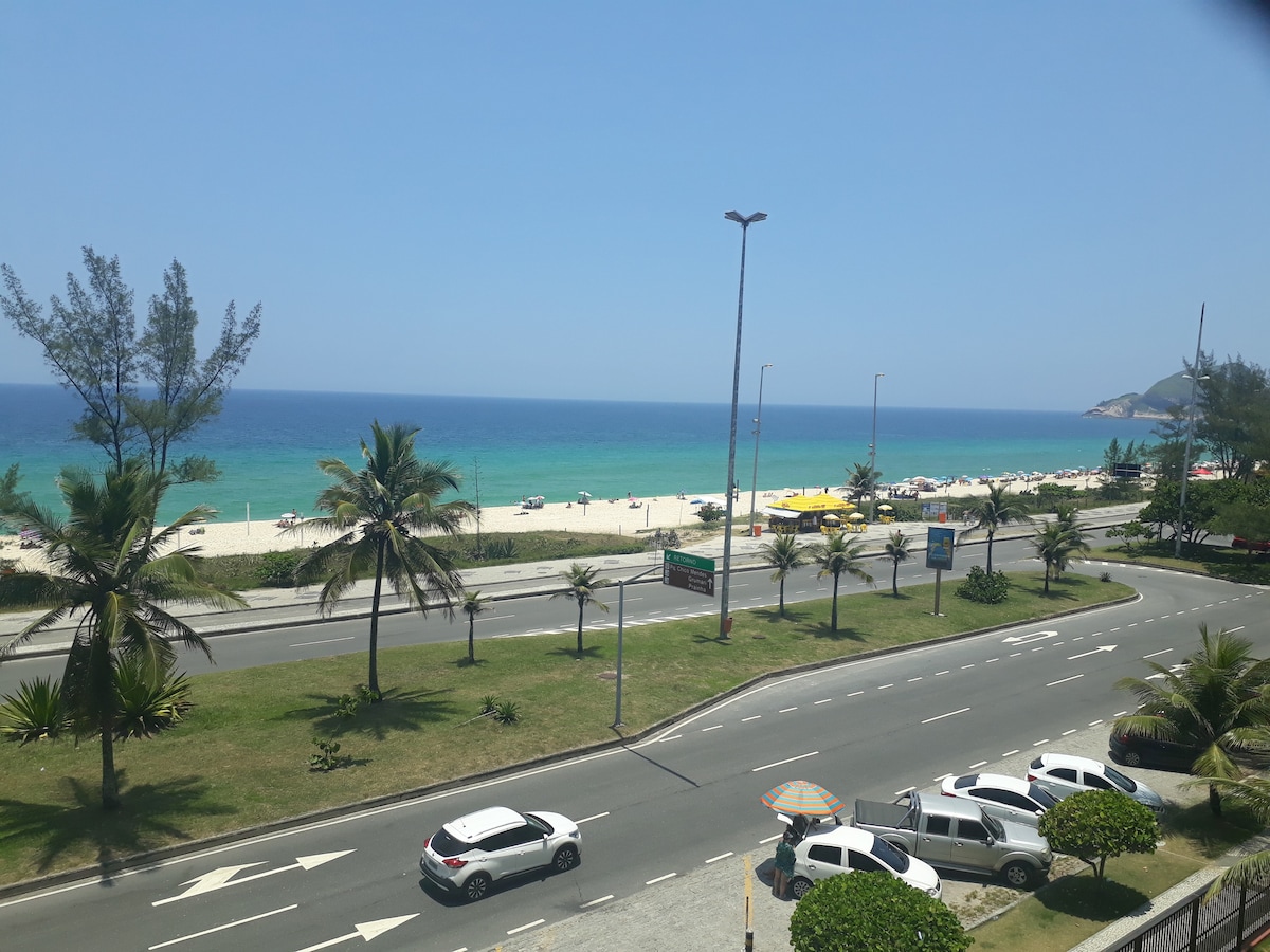 Mar Recreio Posto 9前的完整公寓