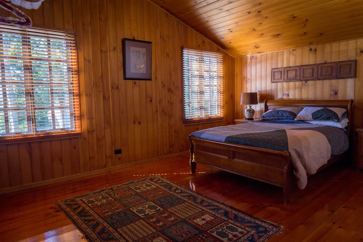 The Barn - Tamborine Mountain. Cliff Face Lodge