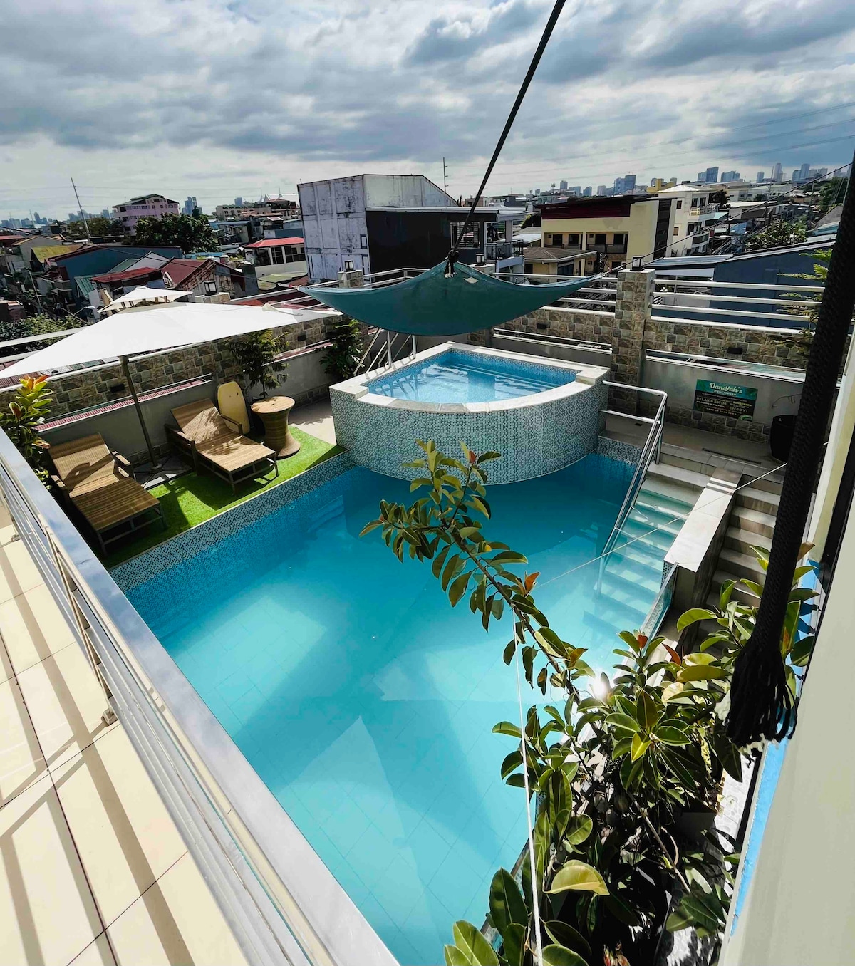 俯瞰马尼拉城市景观的现代泳池别墅