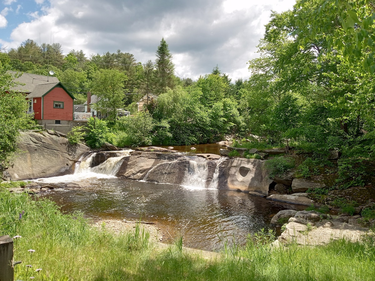 Historic 'Welcome Acres' Plank House by Mt Sunapee