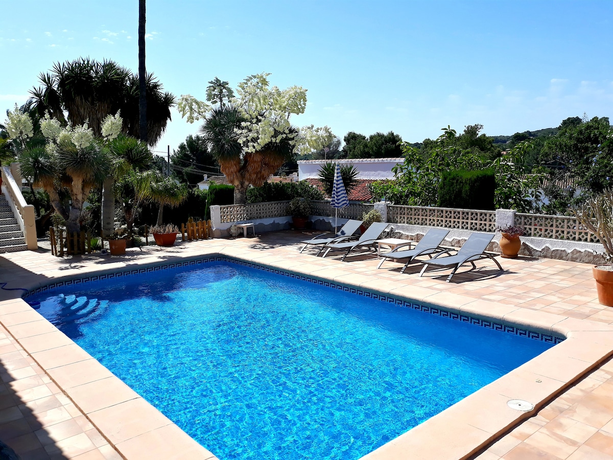 宽敞阳光明媚的别墅，带大型私人泳池