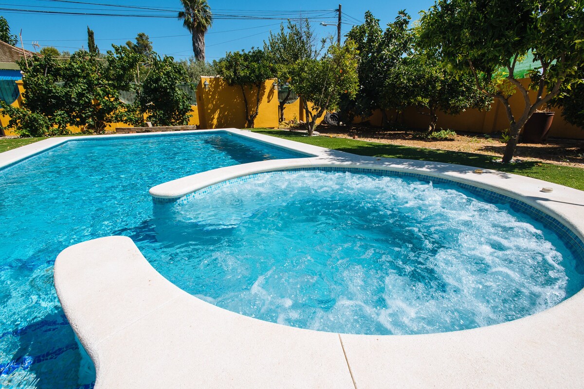 Villa Oasis Los Naranjos别墅，带按摩浴缸， 15英尺塞维利亚