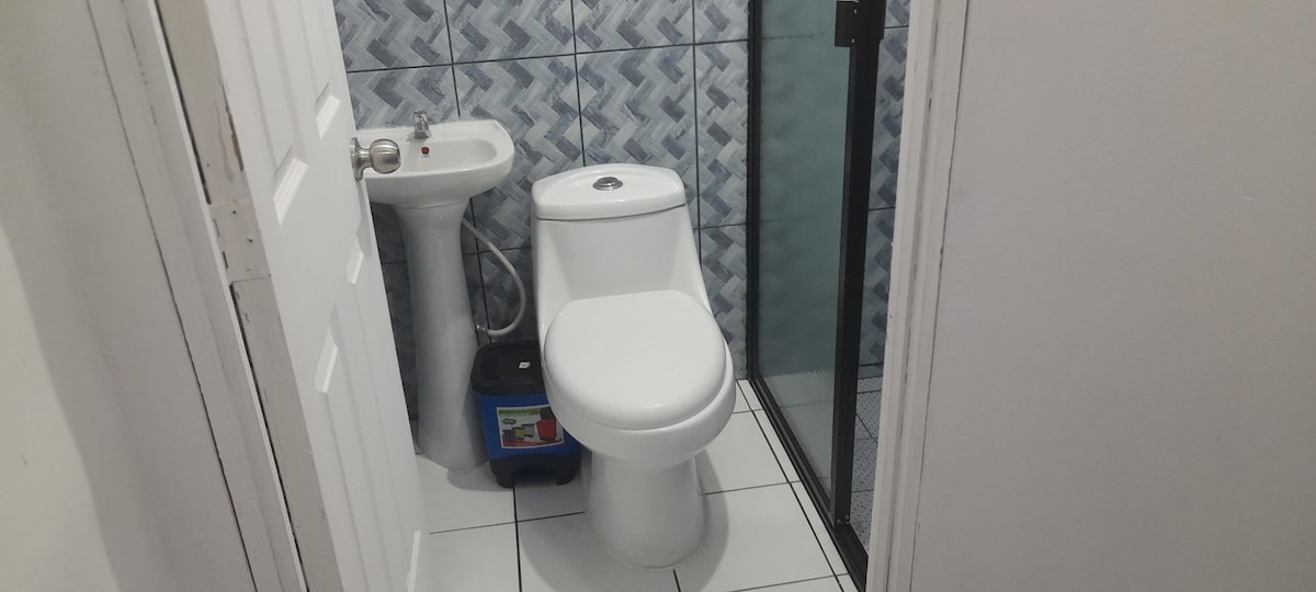 1Habitación cómoda con baño privado.