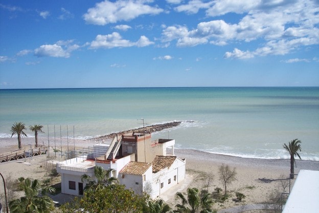 地中海海滩顶层公寓