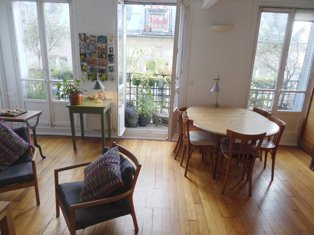 Charming and bright flat in the heart of Paris