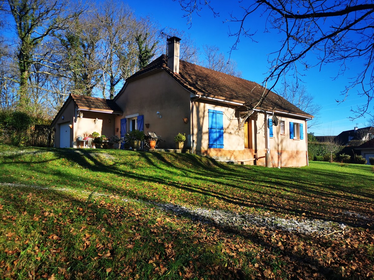 Maison chaleureuse entourée de nature