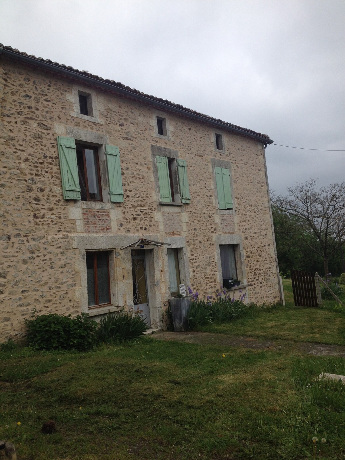 位于上夏朗德湖（ Lakes of Haute Charente l ）正中间的房
子