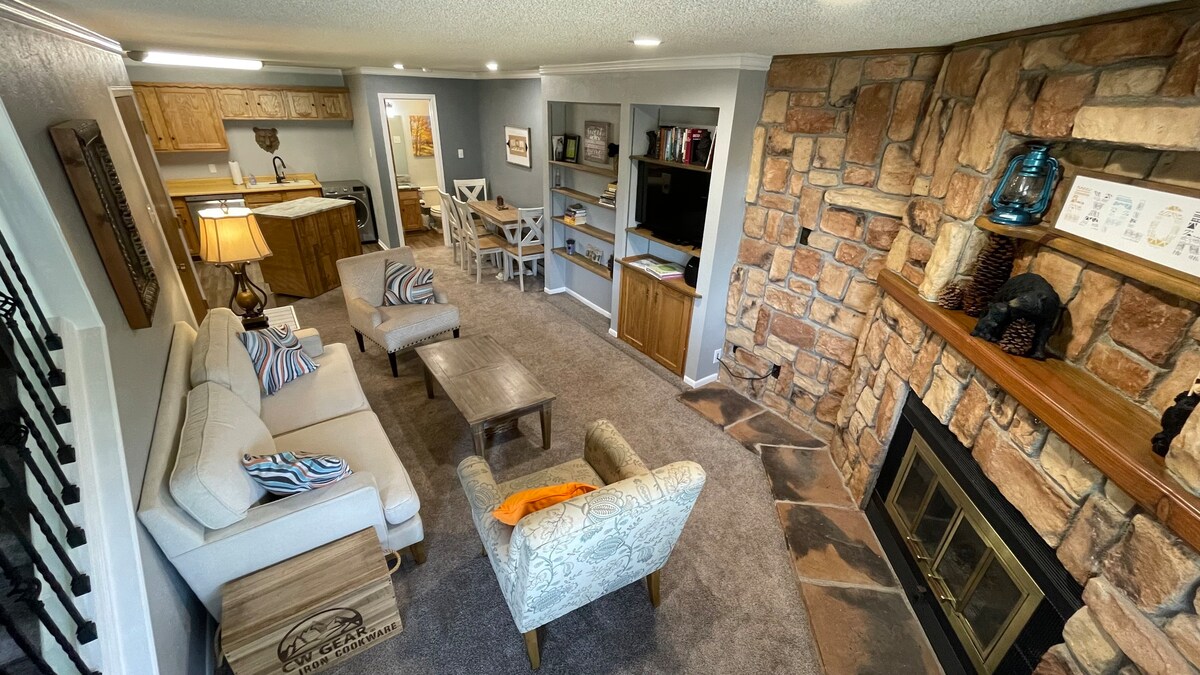 Slopeside Retreat: Cozy Updated Gem in Town Center